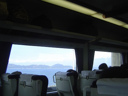 瀬戸大橋を渡る電車の窓から