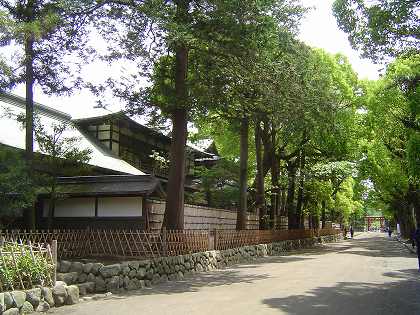 東鳥居へ続く道