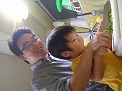 くつろぐ息子