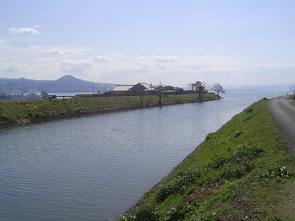 川の先は大村湾